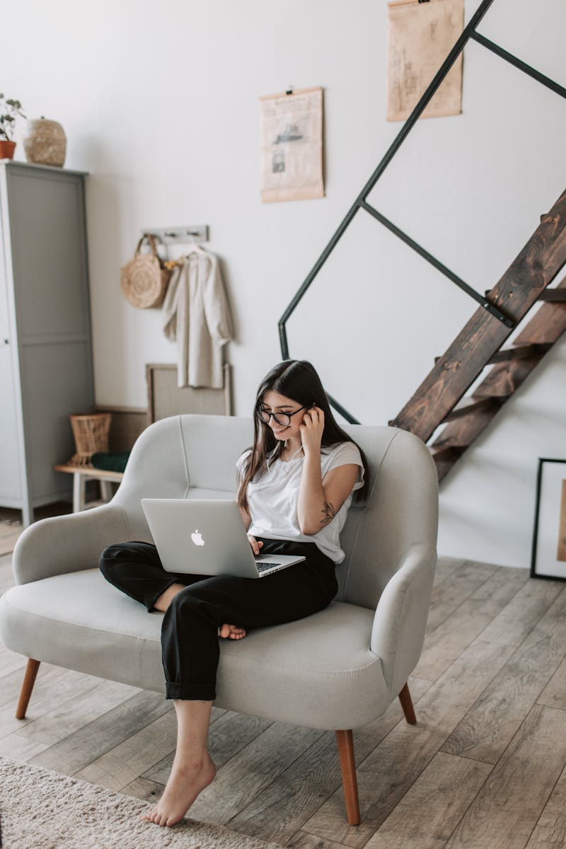 Vrouw volgt online cursus achter laptop